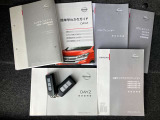 各取り扱い説明書、整備手帳、スマートキー2本つきです。
