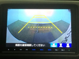 【バックカメラ】運転が苦手な方も車庫入れラクラクです!ギアをリバースに入れれば自動的に切り換わりますので、面倒な操作は不要です♪狭い駐車場もお車を傷つけず安心ですね!