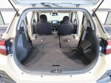 簡単に広がるラゲッジスペース♪可倒リヤシートを前に倒せばラゲッジスペースがさらに拡大!大きな荷物も収まります(^^)