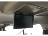 後席に乗車する方が見やすいように、フリップダウンのモニターを装備しています