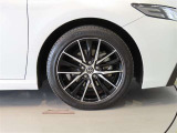 純正のアルミホイール装着車です。タイヤサイズは235/45R18です。