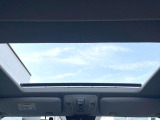 ●サンルーフ:開放感たっぷりの希少装備、サンルーフが装着されています!車内に明かりを取り入れたり景色を楽しむ以外にも、車内の空気も簡単に換気できて快適です!