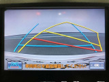 【バックガイドモニター】後方の映像をナビ画面に表示するだけでなく、ステアリング操作に連動して動くガイド線も同時に表示!予想進路の確認をしながら後退できるので便利です!