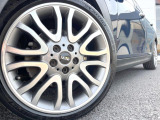 ●純正18インチアルミホイール:輸入車ならではの卓越した走りを支えるホイールと足回りです!日本車の走りに慣れている方にもぜひ体感して頂きたいほど、高いレベルでまとまっています!