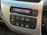 【オートエアコン】一度お好みの温度に設定すれば、車内の温度を検知し風量や温度を自動で調整。暑い&hellip;寒い&hellip;と何度もスイッチ操作をする必要はありません。快適な車内空間には必須の機能ですね♪