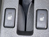 【シートヒーター】シートを温めてくれる暖房機器です!長時間座っていると負担が掛かりやすい背中や腰、または冬場などの寒い日に冷えやすい脚部に快適なぬくもりを伝えます。