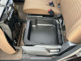 助手席シート下に収納スペースがあります。