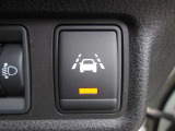 【車線逸脱防止】一定速度以上で作動します。ウインカーなどを出さずに車線に近づいたりすると警報音で安全を促してくれます。