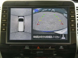 全周囲カメラで、クルマを上空から見下ろしているかのような映像を映し出します。周囲の状況がひと目でわかります!