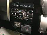 オートエアコンです。車内を快適な状態に自動調整してくれます。また、駐車時などイグニッションOFF状態の時に外気モードになるので、車内のこもり臭を防いでくれます。
