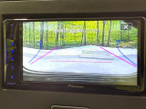 【バックカメラ】駐車時に後方がリアルタイム映像で確認できます。大型商業施設や立体駐車場での駐車時や、夜間のバック時に大活躍!運転スキルに関わらず、今や必須となった装備のひとつです!