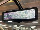 【インテリジェントルームミラー】後席の大きな荷物や同乗者で後方が確認しづらい時でも安心!カメラが撮影した車両後方の映像をルームミラー内に表示。クリアな視界で状況の確認が可能です!