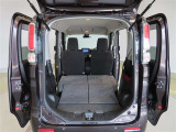 簡単に広がるラゲッジスペース♪可倒リヤシートを前に倒せばラゲッジスペースがさらに拡大!大きな荷物も収まります(^^)
