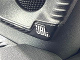【JBLサウンドシステム】メーカーオプションの高品位サウンドシステムを搭載。専用のチューニングが施された大小様々なスピーカーから良質なサウンドが奏でられ、臨場感あふれる音響空間を演出します。