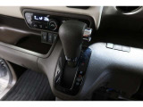 インパネシフトだから視線の移動も少なく足元もスッキリ♪運転席もゆったりしているのでゆとりを持ってドライブできますね!
