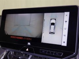 パノラミックビューモニターシステムが付いているので車の上から見た映像が確認できますよ。 一目で車両周辺の情報を確認できますが、直接安全をご確認下さい。