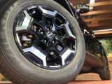 【純正18インチアルミホイール】外観にマッチした純正アルミホイールを装着しております。各種社外アルミホイールや、スタッドレスタイヤも取扱いしております。是非ご相談ください♪