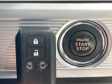 【キーレススタートシステム】カバンやポケットに入れたままでもドアの施錠・解錠が可能なスマートキーを装備。エンジンのオン・オフ時もカギを取り出す必要が無いからとっても便利です♪
