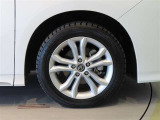 純正のアルミホイール装着車です。タイヤサイズは215/55R17です。