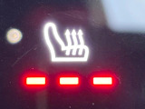 ●フロントシートヒーティング:運転席・助手席共に三段階で調節が可能なシートヒーターを装備しております。季節を問わず快適にご使用いただけます。