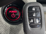 【Hondaスマートキー】カバンやポケットに入れたままでもドアの施錠・解錠が可能なスマートキーを装備。エンジンのオン・オフ時もカギを取り出す必要が無いからとっても便利です♪