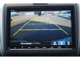 【バックカメラ】後方の映像がリアルタイムで確認できるため、初心者の方や運転に自信のない方でも安心して車庫入れができます!狭い駐車場はもちろん、雨の日や夜間でもストレスなく駐車することができます。