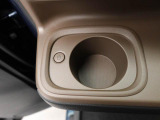 ホットドリンクをちょうどいい温度でキープしてくれる保温機能付きのホッとカップホルダー(前席)。ほっこり快適にドライブをサポート。
