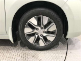 純正16インチアルミホイール装備。