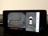 【全周囲モニター】車を上空から見下ろしたような映像をカーナビ画面に映し出し、車庫入れや縦列駐車をサポートしてくれます。