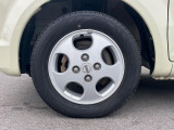 【13インチアルミホイール】外観にマッチしたアルミホイールを装着しております。各種アルミホイールや、スタッドレスタイヤも取扱いしております。是非ご相談ください♪