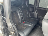 後部座席も気になるようなキズ・汚れやへたり等、大きなダメージはなく、良好な状態です。