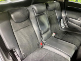 後部座席も気になるようなキズ・汚れやへたり等、大きなダメージはなく、良好な状態です。