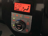 オートエアコンです。車内を快適な状態に自動調整してくれます。また、駐車時などイグニッションOFF状態の時に外気モードになるので、車内のこもり臭を防いでくれます。