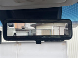 【デジタルルームミラー】車両後方カメラの映像をルームミラーに映すことが出来ます。 そのため、後席に人や荷物があって後方が見えづらい場合でもしっかり視界を確保することが出来ます。