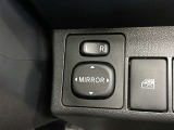手元で直感的に操作できるサイドミラーのスイッチは、運転中の視界調整をスムーズに行える便利な装備で