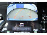 バックギアに入れるとバックカメラの映像がナビに映ります。障害物までの距離もわかりやすいです。