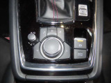 シフトレバーの手前には、モニター画面を操作するコマンダースイッチが設置されています。使い易いジョグダイヤル式ですので、慣れてくれば手探りでも操作が可能です。スイッチ類の手触りや操作感も良好です!
