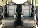 人気のブラックレザー7人乗り電動エグゼクティブキャプテンパワーシートです!!人気の電動オットマン(足置き)付きです!