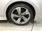 純正18インチアルミホイール装備。