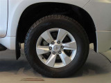 純正のアルミホイール装着車です。タイヤサイズは265/65R17です。