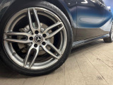 ●純正18インチアルミホイール:輸入車ならではの卓越した走りを支えるホイールと足回りです!日本車の走りに慣れている方にもぜひ体感して頂きたいほど、高いレベルでまとまっています!