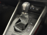 【フロアシフト】直感的な操作性や手に取りやすいレバー位置が特徴です。MTモードはエンジンブレーキやパワフルな加速を要する際など様々なケースで活躍。