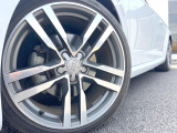 ●純正19インチアルミホイール:輸入車ならではの卓越した走りを支えるホイールと足回りです!日本車の走りに慣れている方にもぜひ体感して頂きたいほど、高いレベルでまとまっています!
