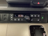 フルオートエアコンが装備されいます。好みの温度に設定するだけで、エアコンの風量やモード切替を自動でコントロールしてくれます。