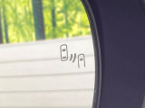 【ブラインドスポットモニター】走行中、ドアミラーの死角になりやすい箇所に後続車が接近するとサイドミラーのレンズに警告を表示!ドライバーに注意喚起をしてくれます。