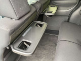 【シートバックテーブル】席背面には格納式のテーブルを装備。ちょっとした荷物が掛けられて便利なコンビニフック付です!