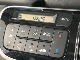 【オートエアコン】一度お好みの温度に設定すれば、車内の温度を検知し風量や温度を自動で調整。暑い&hellip;寒い&hellip;と何度もスイッチ操作をする必要はありません。快適な車内空間には必須の機能ですね♪