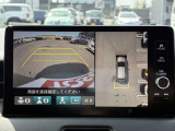 【360度カメラ】全方位モニターを装備し、車両の周囲を上空から見下ろすように映像で確認可能。駐車や狭い道での操作をサポートし、安全性を高めます。
