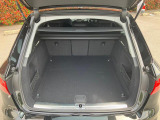 奥行きがあり、十分な広さを持つラゲッジスペースです。リアシートは分割可倒式ですので、大きな荷物を積載する事も可能です。