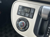 【オートエアコン】車内温度を感知して自動で温度調整をしてくれるのでいつでも快適な車内空間を創り上げます。